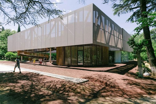 دانلود پاورپوینت کتابخانه Mtatsminda  پارک در تفلیس گرجستان 2021