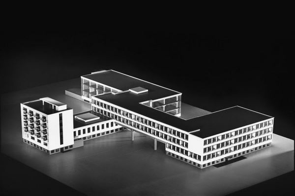 دانلود والتر گرویوس و بسط معماری در آلمان 2021