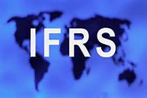 دانلود پاورپوینت پیامدهای اقتصادی پیاده سازی IFRS و واکنش های احتمالی بازار سرمایه 2021